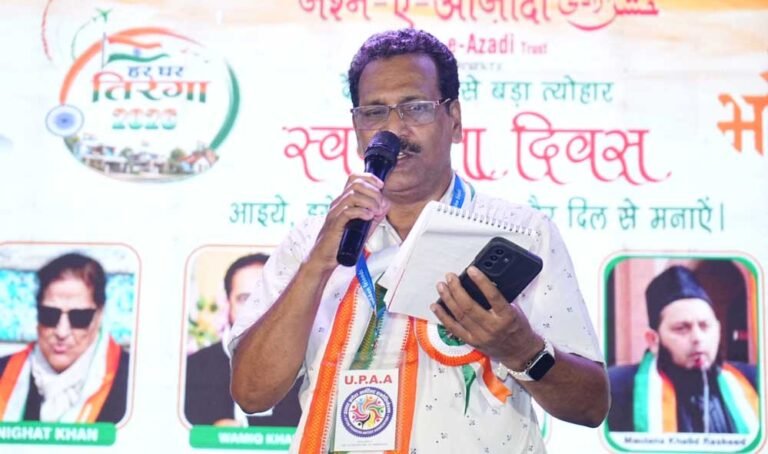 आजादी के जश्न में बांटे 80 किलो लड्डू, कई धर्मगुरुओं की मौजूदगी में हुआ भव्य ध्वजारोहण समारोह