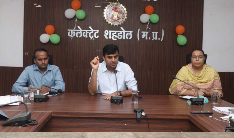 कलेक्टर ने स्कूलों में नामांकन, आधार अपडेशन तथा सायकल वितरण की समीक्षा की