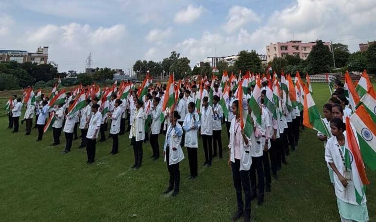 बोरा ग्रुप में हर्षोल्लास के साथ मनाया गया 80वां स्वतंत्रता दिवस, नर्सिंग छात्र – छात्राओं ने निकाली तिरंगा यात्रा