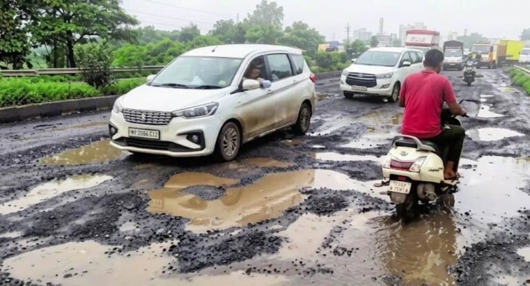 सड़कें बनीं मौत का जाल, गड्ढों में उतरकर फूटा जनता का गुस्सा: कांग्रेस-भाजपा एक मंच पर, नगर पंचायत की कार्यशैली पर गंभीर सवाल