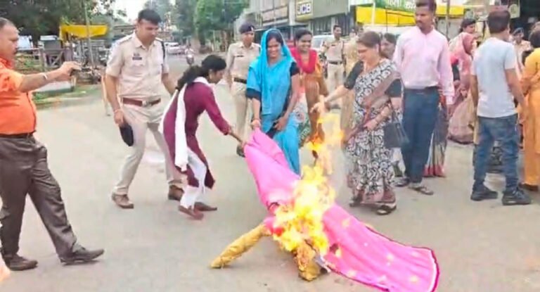 महिलाओं के सम्मान पर सियासत गरम: केंद्रीय मंत्री प्रह्लाद जोशी और सांसद कंगना रनौत के खिलाफ महिला कांग्रेस का उग्र प्रदर्शन, सार्वजनिक माफी की मांग