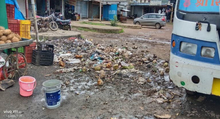 बस स्टैंड बना कचरे का भंडार जिम्मेदार व्यक्ति मौन