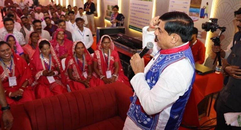 CM डॉ. यादव ने कृषि सखियों से किया संवाद, किसान महिलाओं ने बताई बढ़ती आय की सफलता की कहानी