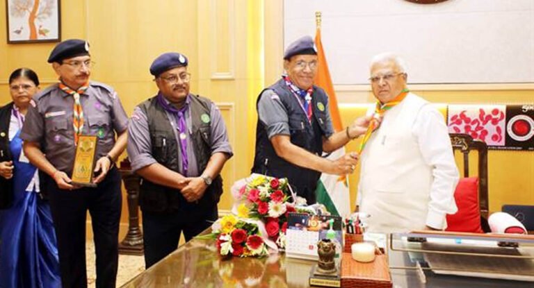 राज्यपाल पटेल ने स्काउट्स एवं गाइड स्कार्फ धारण किया