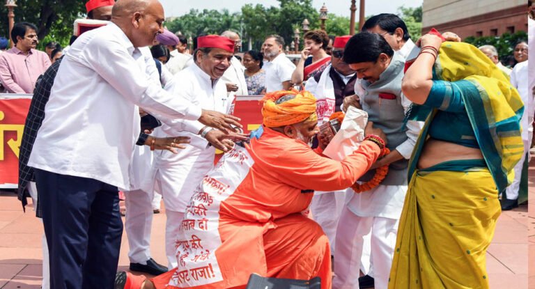 संसद भवन परिसर में भगवा के अपमान से संत समाज क्रोधित, निशाने पर पप्पू, राहुल और अखिलेश