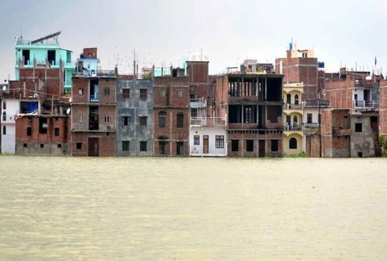 प्रयागराज में मूसलाधार बारिश से हाहाकार, रेलवे स्टेशन से घरों तक भरा पानी