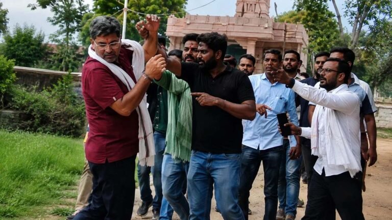 जर्जर सरकारी स्कूल के मुद्दे पर बवाल, ग्रामीणों ने CJP कार्यकर्ताओं को खदेड़ा