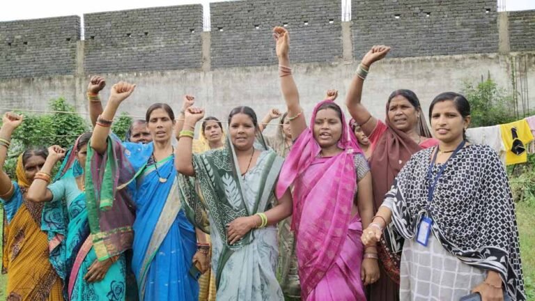 रक्षाबंधन पर 6 स्व-सहायता समूहों की महिलाएं बना रहीं बीज और फैंसी राखियां, अब तक डेढ़ लाख रुपये की बिक्री