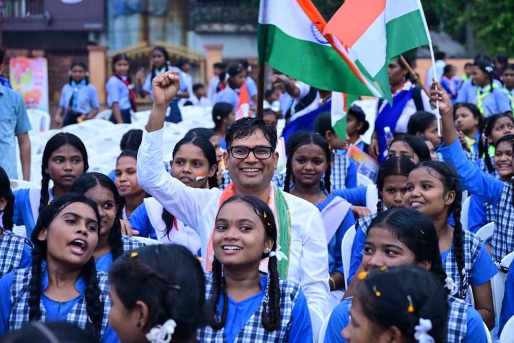 रिमझिम बारिश में निकली भव्य तिरंगा यात्रा, देशभक्ति से सराबोर हुआ रायगढ़