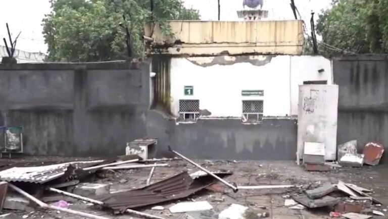 Islamabad के बाद Delhi में भी एक्शन! पाकिस्तान हाई कमीशन के बाहर बुलडोजर कार्रवाई, हटाई गई बाहरी सुरक्षा व्यवस्था