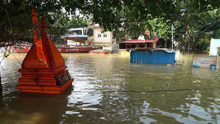 Varanasi Flood: गंगा के बढ़ते जलस्तर से घाटों पर संकट, अस्सी से नमो घाट तक जलभराव; प्रशासन अलर्ट पर