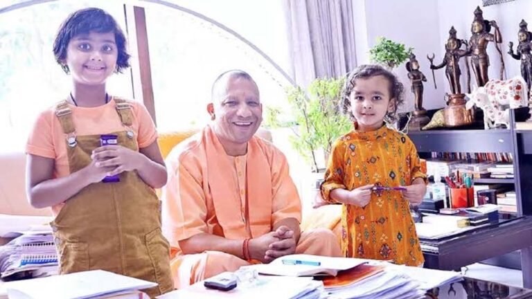 रक्षाबंधन पर भावुक दिखे CM योगी, बच्चियों से बंधवाई राखी और बोले- खूब पढ़ो-लिखो