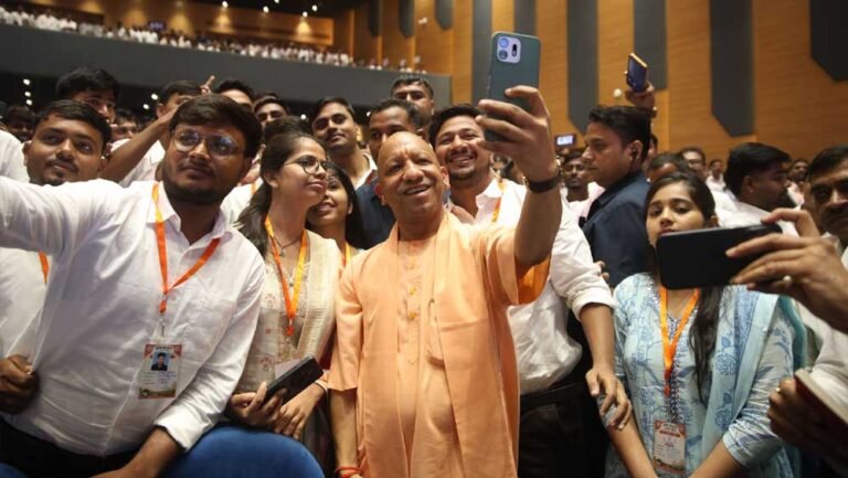 कृषि विभाग में चयनित 3446 प्राविधिक सहायकों (ग्रुप-सी) व 126 मंडी सचिवों को सीएम योगी आदित्यनाथ ने सौंपे नियुक्ति पत्र