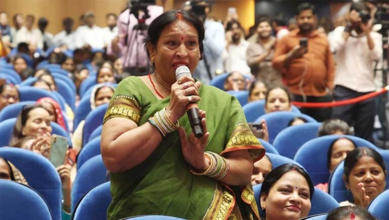मुख्यमंत्री से संवाद में बोलीं- अब यात्रा के लिए किसी पर नहीं रहना पड़ेगा निर्भर