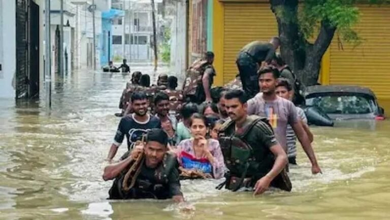 बाढ़ प्रभावितों तक तेजी से पहुंच रही राहत, 16 जिलों में जारी है मदद अभियान