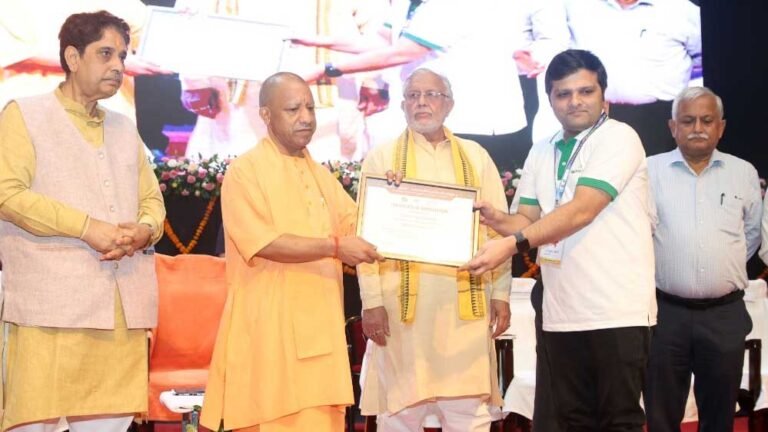 मुख्यमंत्री योगी ने प्रदेश के विकास में योगदान देने वाले उद्यमियों को किया सम्मानित