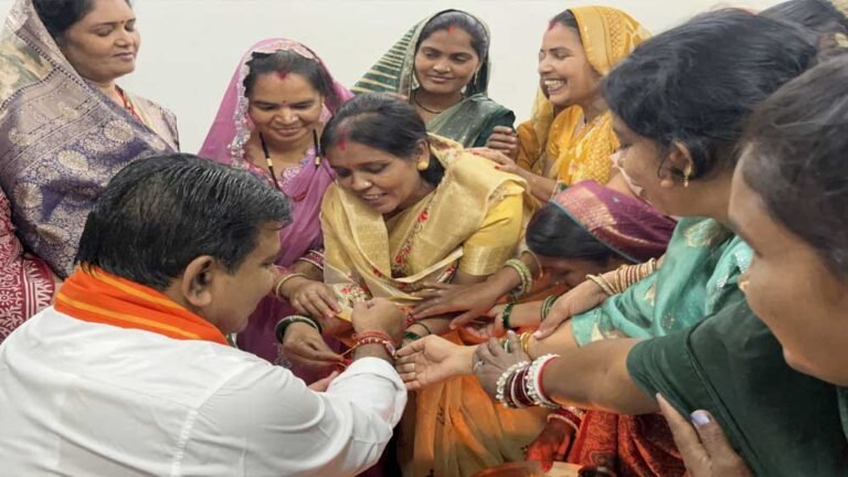 रायपुर में बिहान की दीदियों ने डिप्टी सीएम विजय शर्मा को बांधी राखी, साझा किए गुजरात भ्रमण के अनुभव
