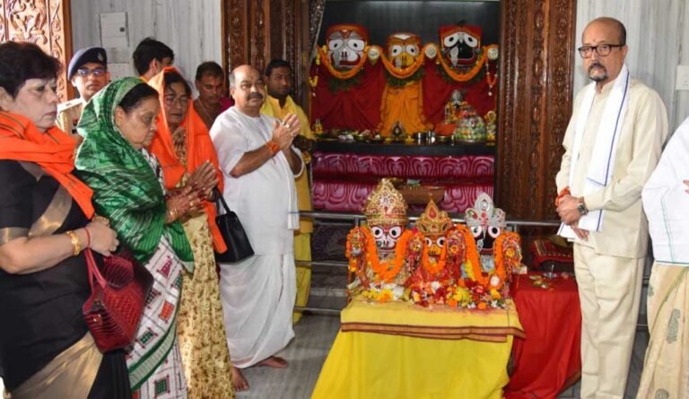 रायपुर : रक्षाबंधन पर राज्यपाल रमेन डेका ने भगवान जगन्नाथ के दर्शन कर बांधा रक्षासूत्र