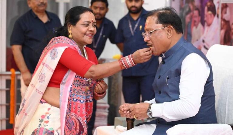 मुख्यमंत्री निवास में रक्षाबंधन का आत्मीय उल्लास, विभिन्न क्षेत्रों से पहुंचीं माताओं-बहनों ने मुख्यमंत्री को बांधी राखी