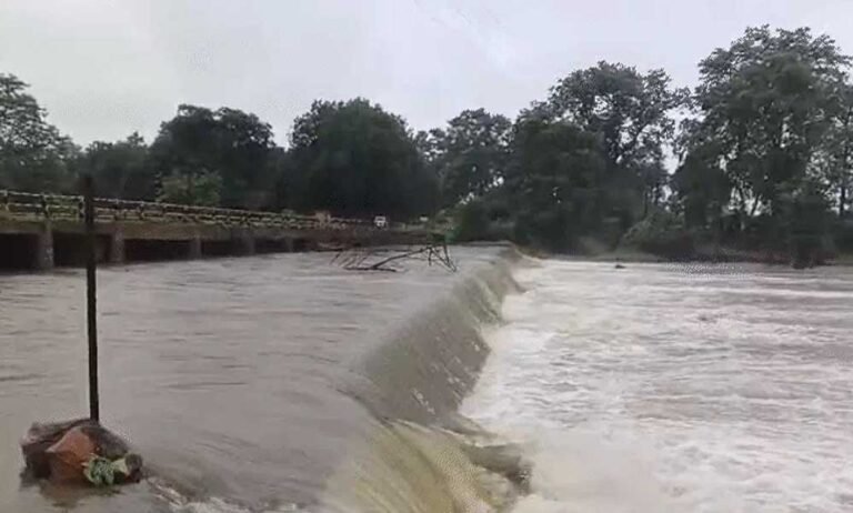 मंदाकिनी नदी का रौद्र रूप, नागौद थाने में घुसा पानी; चित्रकूट में जलभराव से हाल बेहाल