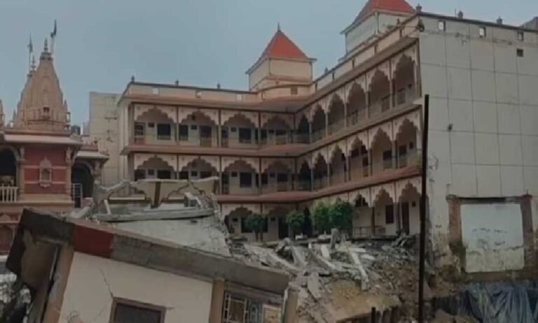 स्वामी नारायण मंदिर का एक हिस्सा अचानक ढहा, प्रयागराज में कई महीनों से चल रहा था निर्माण कार्य