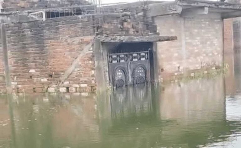 देश में बारिश का दोहरा कहर! 6 राज्यों में अलर्ट, चित्रकूट में फंसे लोगों को हेलिकॉप्टर से बचाया
