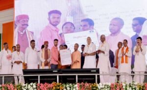 जनता दर्शन में सीएम योगी आदित्यनाथ ने सुनीं 200 लोगों की समस्याएं