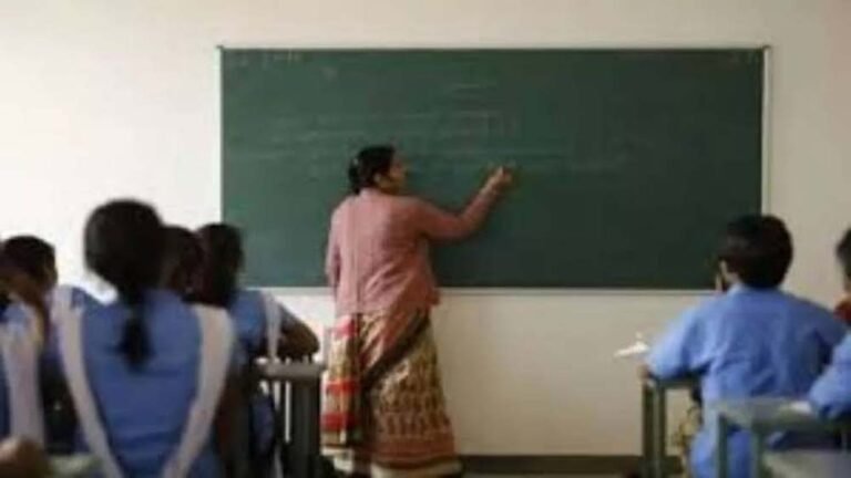 जूते-मोजे से लेकर मुफ्त कला शिक्षा तक, यूपी के तीन शिक्षक राष्ट्रपति पुरस्कार से होंगे सम्मानित