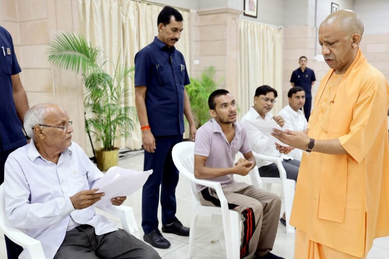 सीएम योगी आदित्यनाथ ने ‘जनता दर्शन’ में सोमवार सुबह प्रदेश के कई जनपदों से आए लोगों की सुनीं समस्याएं