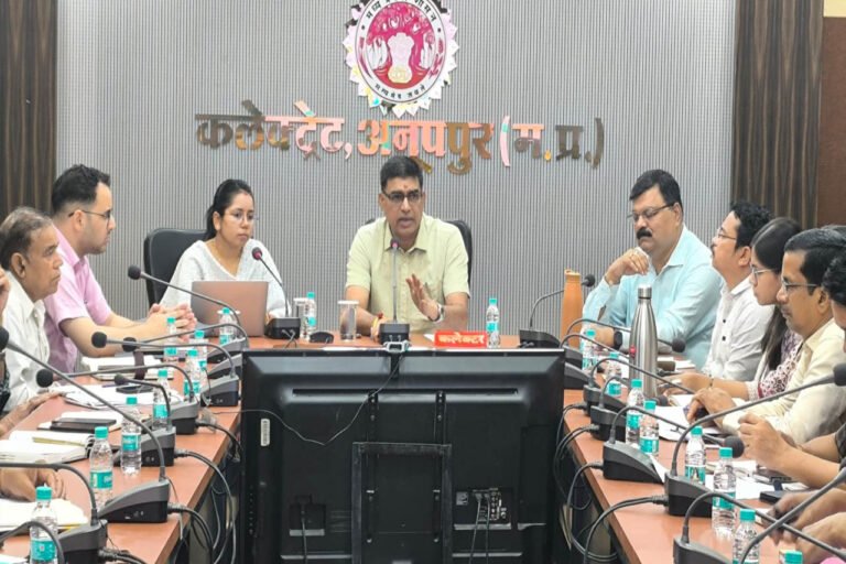 सभी छात्रावासों एवं आश्रमों में प्रमुख दूरभाष नंबर किए जाएं प्रदर्शित- कलेक्टर