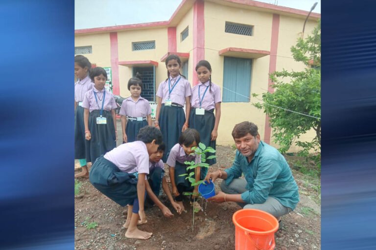 प्रदेश सचिव राजेंद्र सोलंकी ने एक वृक्ष स्कूल प्रांगण में लगाया