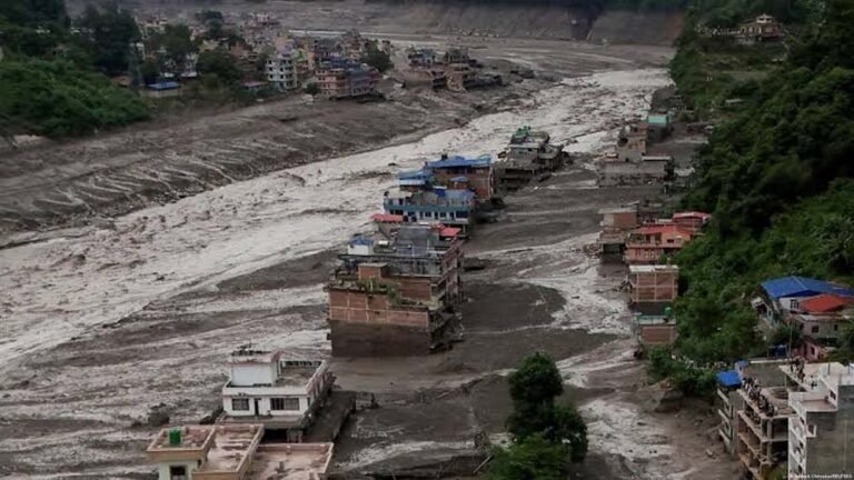 ग्लेशियर ढहा, मची भारी तबाही; चीन पर बाढ़ के वीडियो सेंसर करने का दावा