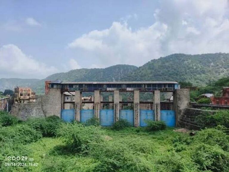 हरियाली लौटी, लेकिन रामगढ़ बांध सूखा, 13 अगस्त की सुनवाई से पहले अतिक्रमण पर कार्रवाई तेज