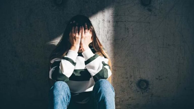 मां लक्ष्मी को नाराज कर देती हैं ये 4 आदतें, घर में बनी रहती है आर्थिक तंगी