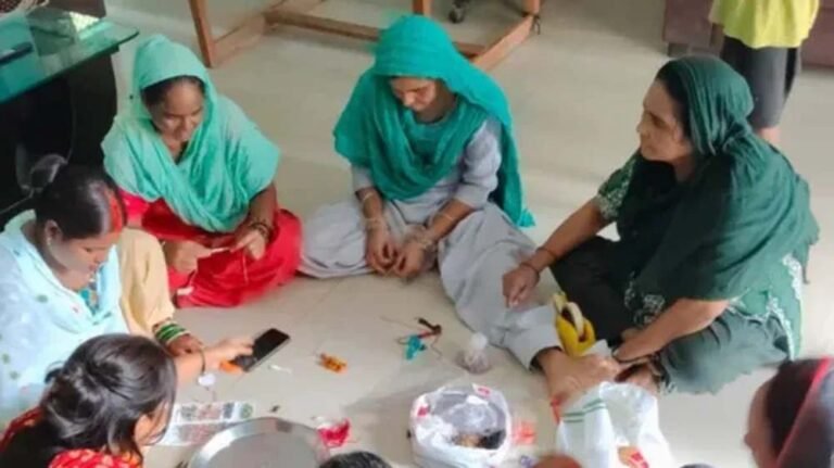 5,000 महिलाओं के हाथों से तैयार हो रहीं आधुनिक डिजाइनों की राखियां