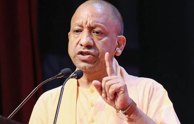 CM योगी का बड़ा बयान, ‘सनातन का अपमान बर्दाश्त नहीं, चंदा चोरी से साधु-संतों को जोड़ना गलत’