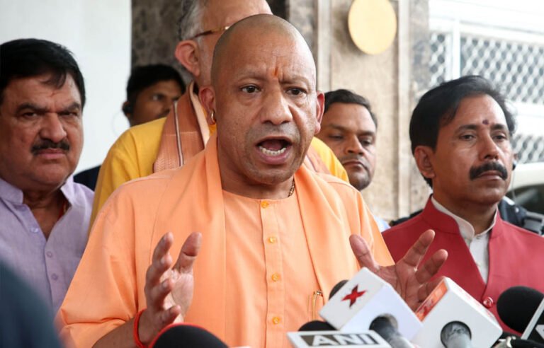 सीएम योगी ने मानसून सत्र के दूसरे दिन सदन में सपा समेत विपक्षी दलों के नेताओं को दिखाया आईना