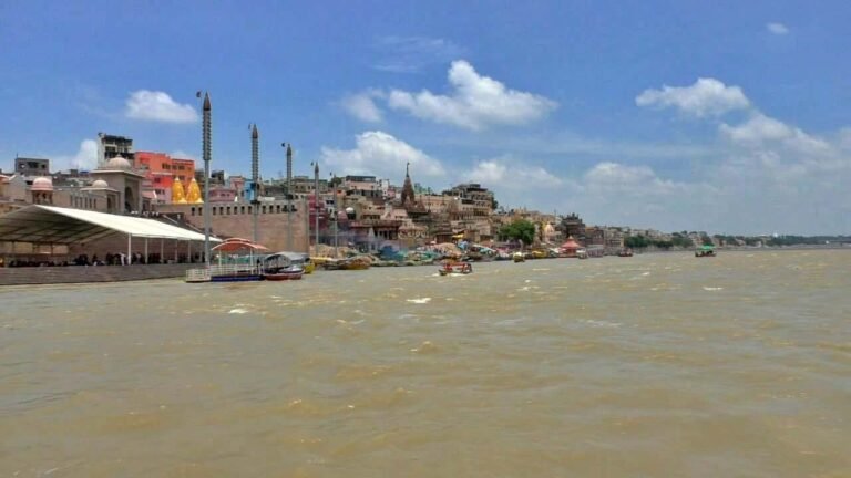 गंगा के रौद्र रूप से काशी बेहाल, घाट डूबे, श्रद्धालुओं की बढ़ी मुश्किलें
