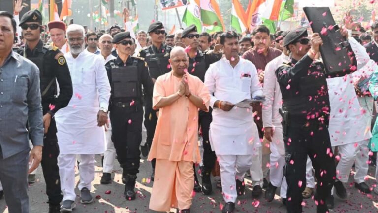 गोरखपुर में योगी संग युवाओं ने निकाली तिरंगा यात्रा, दिखा राष्ट्रभक्ति का जोश