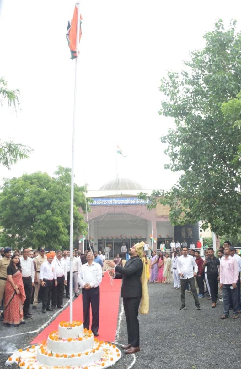 कलेक्ट्रेट कार्यालय में कलेक्टर श्री गौरव बैनल ने किया ध्वजारोहण