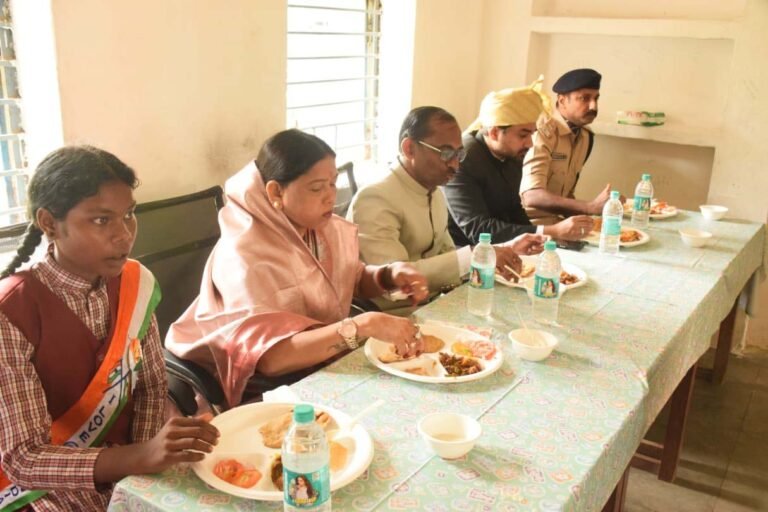 सिंगरौली में स्वतंत्रता दिवस पर बच्चों संग बैठीं राज्यमंत्री राधा सिंह, विशेष मध्यान्ह भोज का आयोजन