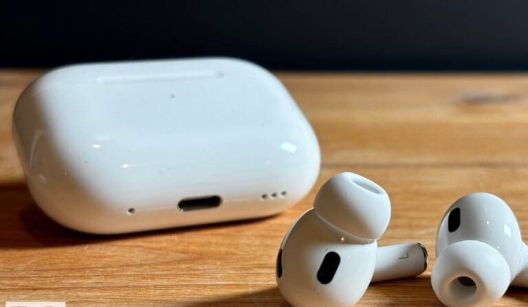 Apple AirPods New Feature: कैमरे के साथ आएंगे नए AirPods? जानें क्या होगा खास