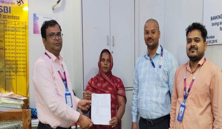 SBI जनकपुर ने SGSP योजना के तहत मृत कर्मचारी के नॉमिनी को दिलाए ₹10 लाख, बैंक ने दी योजना की जानकारी