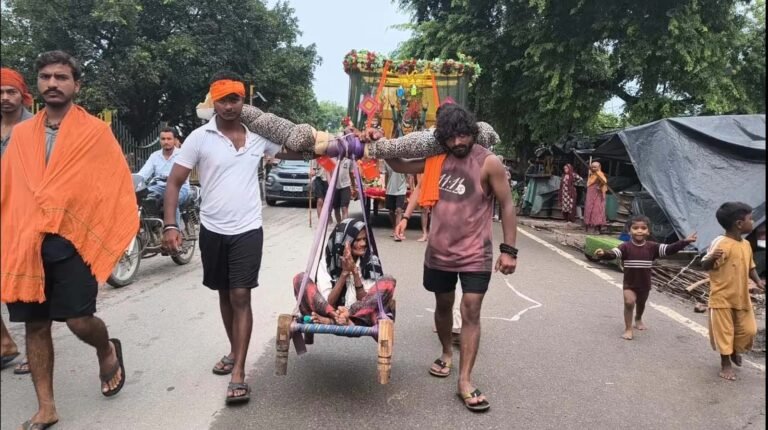 95 साल की सोनादेवी की इच्छा पूरी करने पोते बने सहारा, पालकी में पहुंचाया शिवधाम।