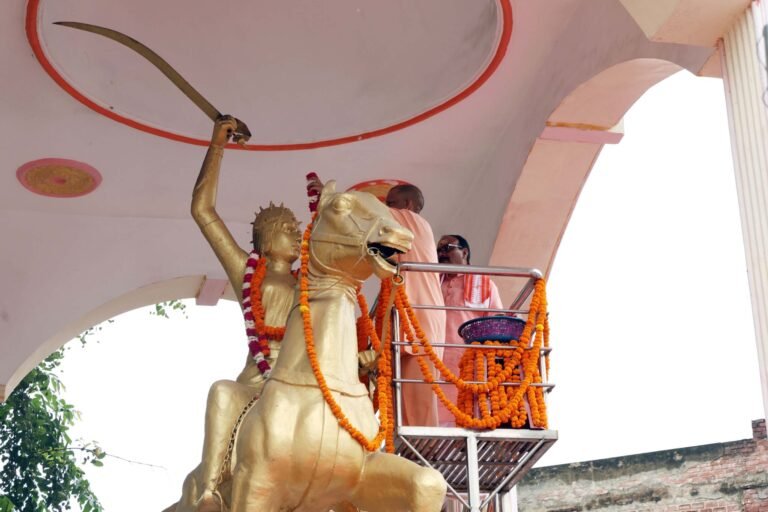 तीनों महिला पीएसी बटालियन में स्थापित हो रही वीरांगनाओं की अश्वारोही प्रतिमाः सीएम