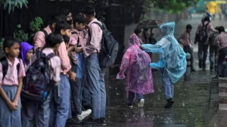 UP Rain Alert: कौशांबी-प्रयागराज में मूसलाधार बारिश के बीच स्कूल बंद, प्रशासन का बड़ा फैसला