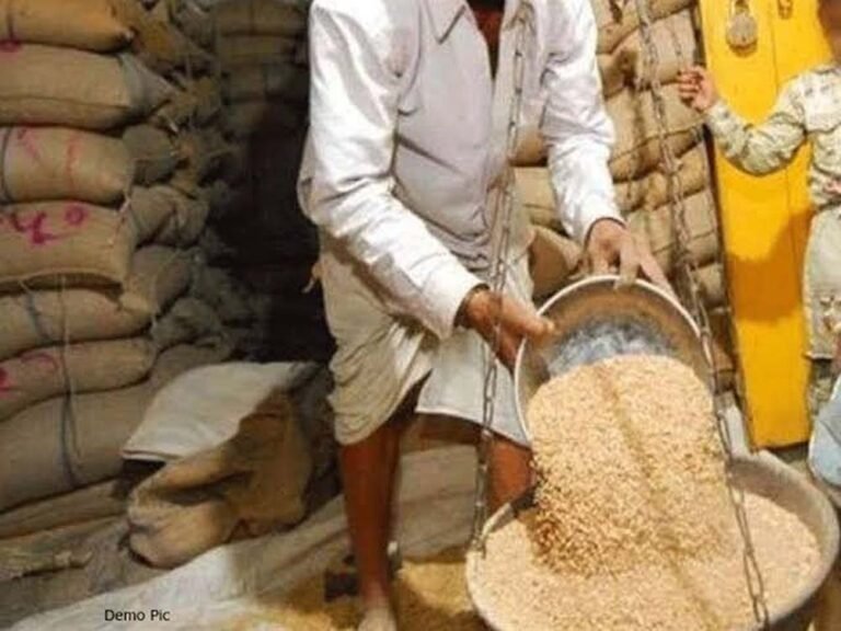 4.34 करोड़ लाभार्थियों पर संकट के बादल, POS मशीनों का टेंडर आचार संहिता में अटका