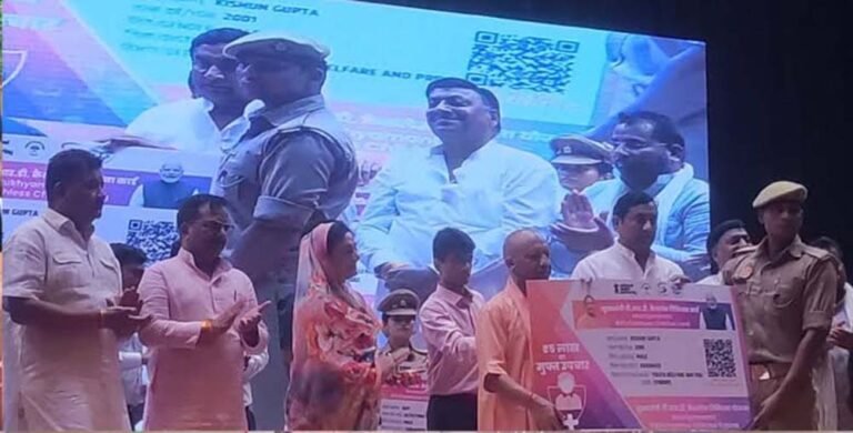 कैशलेस चिकित्सा सुविधा कार्ड का वितरण कर ‘मुख्यमंत्री पीआरडी कैशलेस चिकित्सा योजना’ का शुभारंभ किया सीएम ने