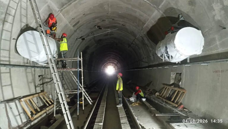 Indore-Dahod Rail Project: सुरंग की लाइनिंग पूरी, अब तेजी से बिछ रहा बैलास्टलेस ट्रैक