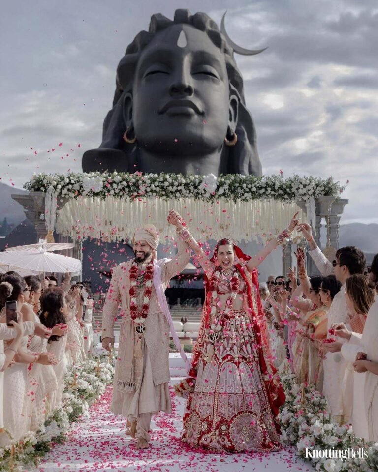 पलक पुरसवानी का ससुराल में ग्रैंड गृह प्रवेश, पति संग दिखा प्यार